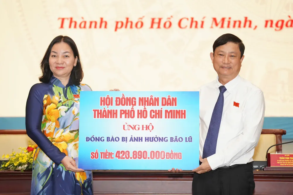 Tại kỳ họp, HĐND TP.HCM đã tổ chức quyên góp, ủng hộ đồng bào bị ảnh hưởng bão lũ gần 429 triệu đồng. Ảnh: THUẬN VĂN nghi-quyet-hdnd-tp.hcm-6.jpg