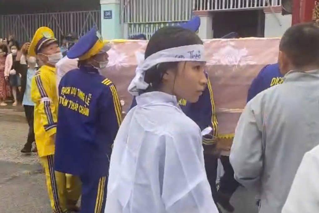 Lễ đưa tang tài tử Thương Tín: Vợ cũ và con gái 12 tuổi xuất hiện lặng lẽ - 2