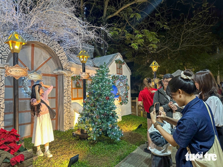 Người dân Đà Nẵng chen chân săn ảnh, đón Noel sớm 3 Đà Nẵng - Ảnh 3.
