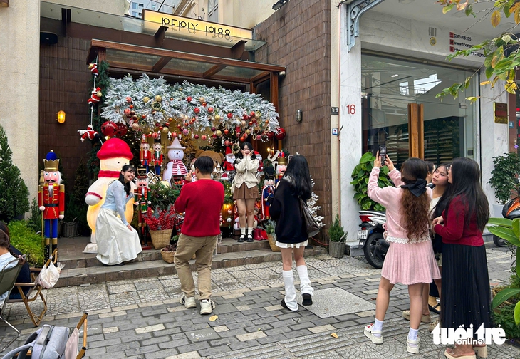Người dân Đà Nẵng chen chân săn ảnh, đón Noel sớm 4 Đà Nẵng - Ảnh 4.