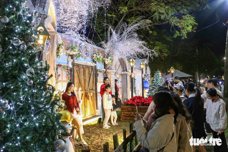 Người dân Đà Nẵng chen chân săn ảnh, đón Noel sớm 6 Người dân Đà Nẵng chen chân săn ảnh, đón Noel sớm - Ảnh 6.