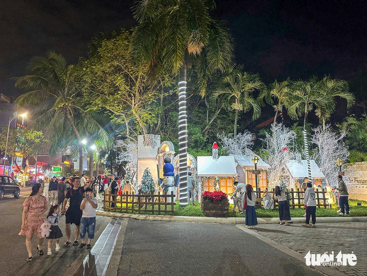 Người dân Đà Nẵng chen chân săn ảnh, đón Noel sớm 5 Đà Nẵng - Ảnh 5.