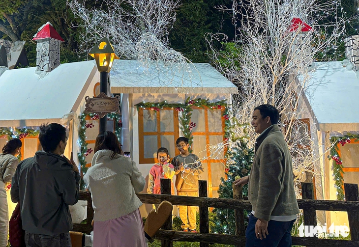 Người dân Đà Nẵng chen chân săn ảnh, đón Noel sớm 7 Đà Nẵng - Ảnh 7.