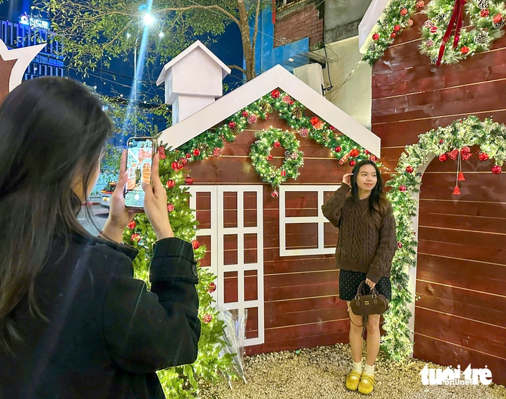 Người dân Đà Nẵng chen chân săn ảnh, đón Noel sớm 8 Đà Nẵng - Ảnh 8.