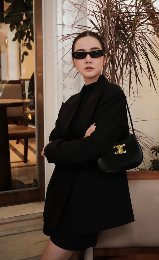 Phong cách gợi cảm của Huyền Lizzie: Nữ tổng tài thời trang hiện đại - Ảnh 2. Phong cách gợi cảm của Huyền Lizzie: Nữ tổng tài thời trang hiện đại - Ảnh 2.