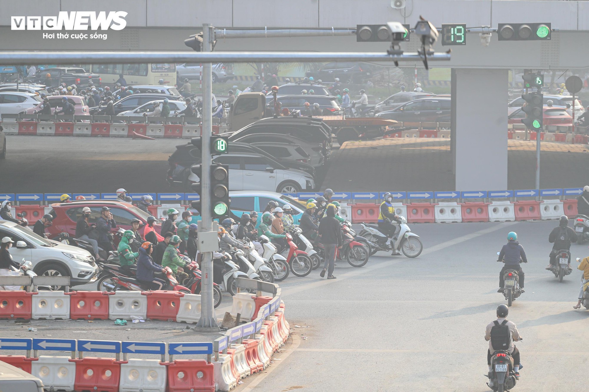 Dòng xe dừng 'thẳng như kẻ chỉ' chờ đèn đỏ trên tuyến phố Hà Nội lắp camera AI- Ảnh 2.