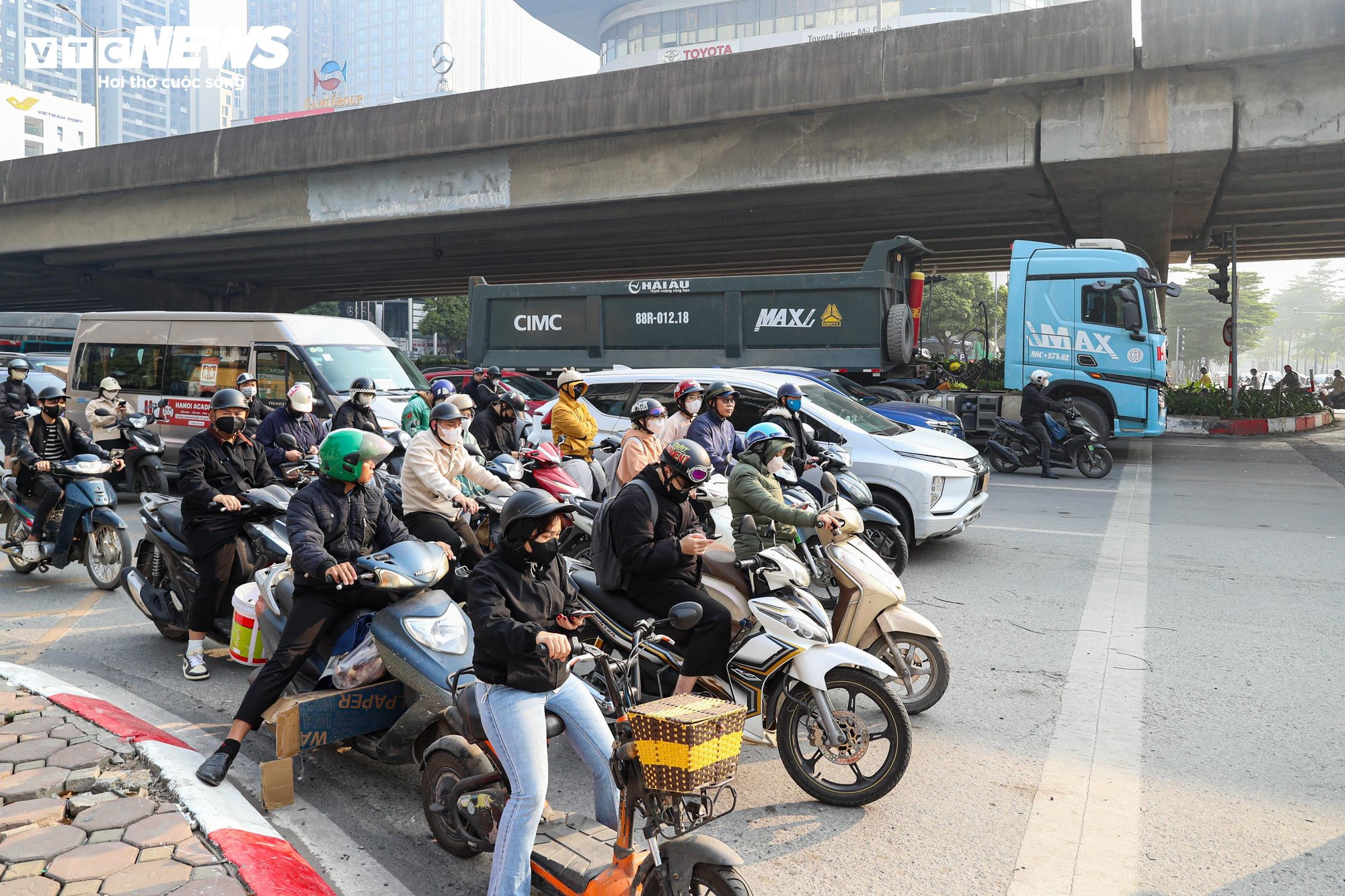 Dòng xe dừng 'thẳng như kẻ chỉ' chờ đèn đỏ trên tuyến phố Hà Nội lắp camera AI- Ảnh 5.