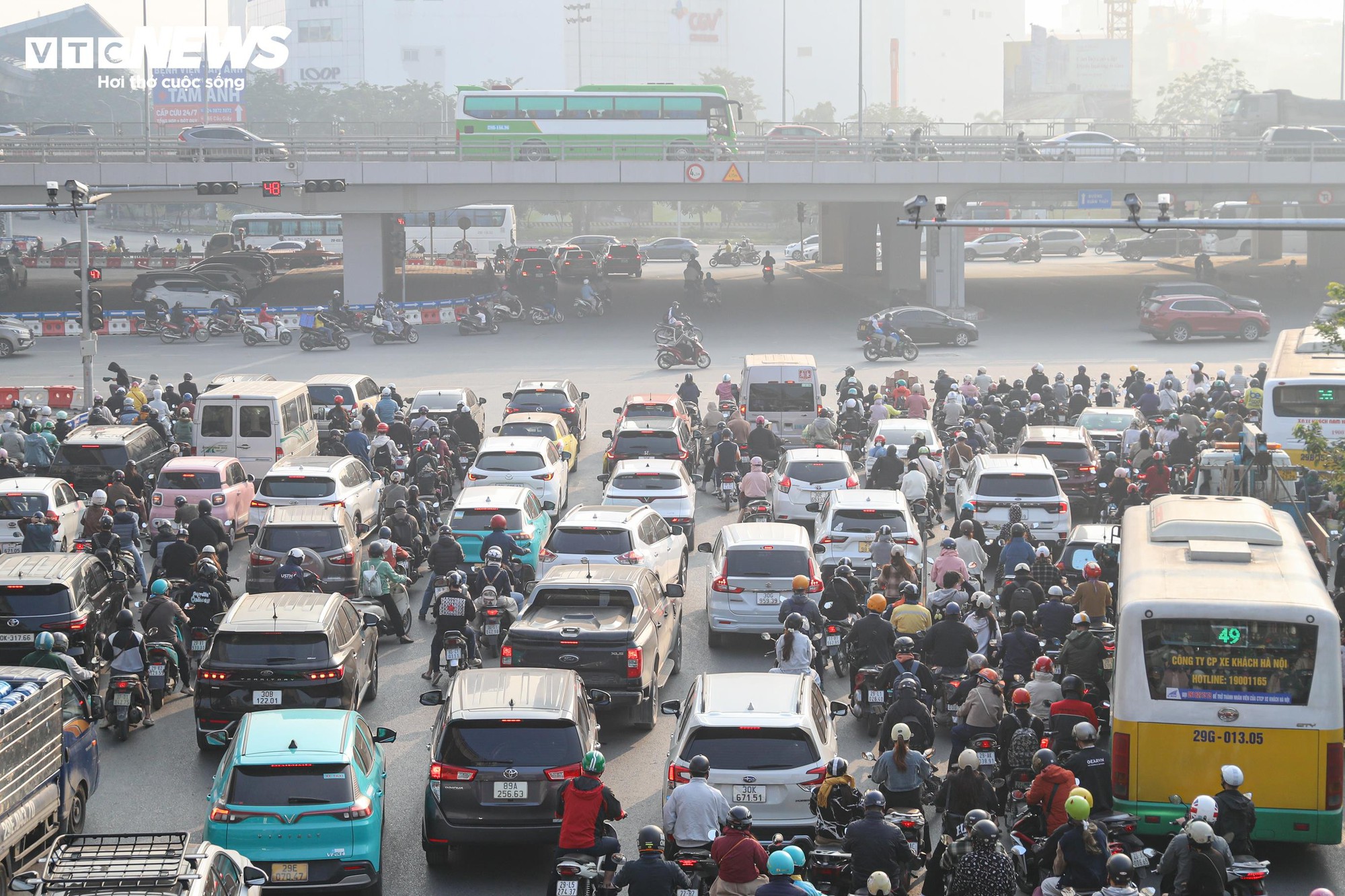 Dòng xe dừng 'thẳng như kẻ chỉ' chờ đèn đỏ trên tuyến phố Hà Nội lắp camera AI- Ảnh 6.