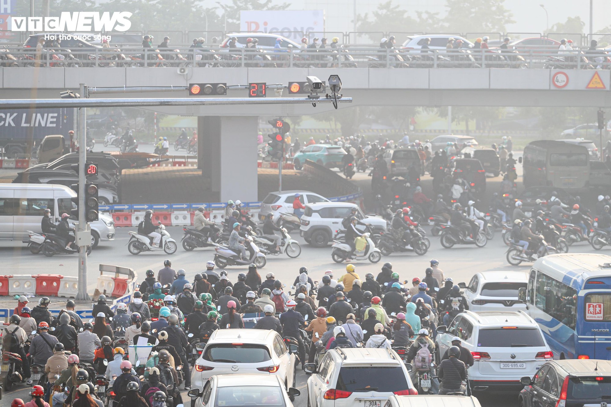 Dòng xe dừng 'thẳng như kẻ chỉ' chờ đèn đỏ trên tuyến phố Hà Nội lắp camera AI- Ảnh 7.