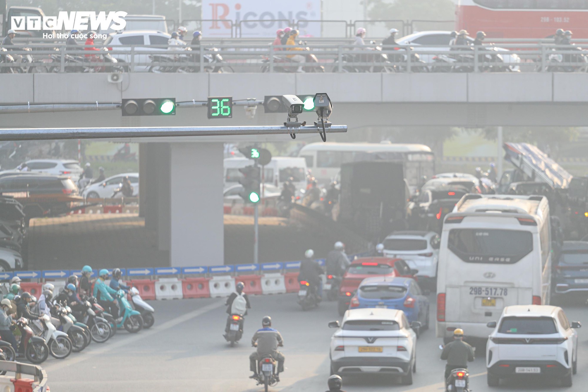 Dòng xe dừng 'thẳng như kẻ chỉ' chờ đèn đỏ trên tuyến phố Hà Nội lắp camera AI- Ảnh 8.