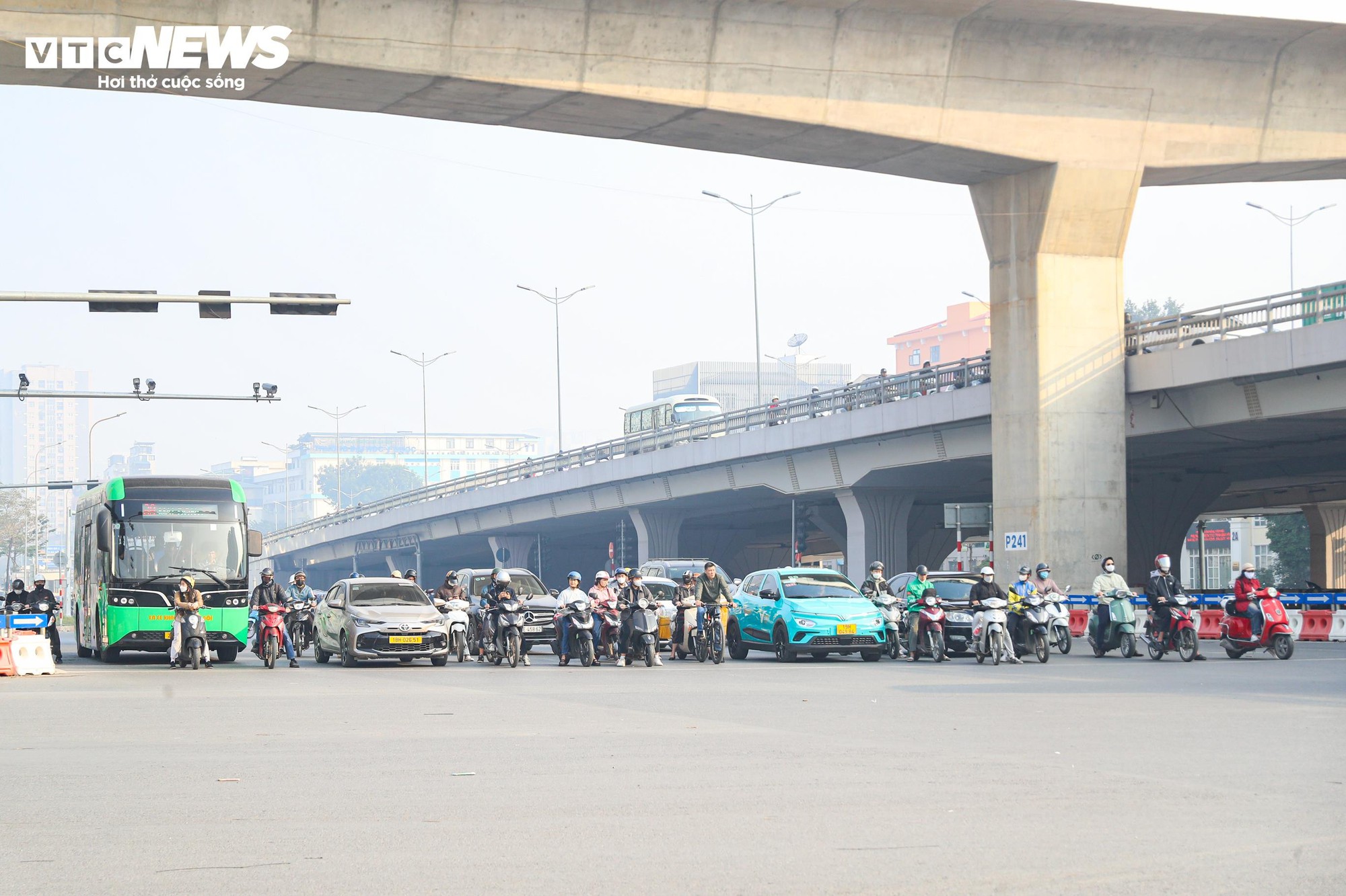 Dòng xe dừng 'thẳng như kẻ chỉ' chờ đèn đỏ trên tuyến phố Hà Nội lắp camera AI- Ảnh 9.