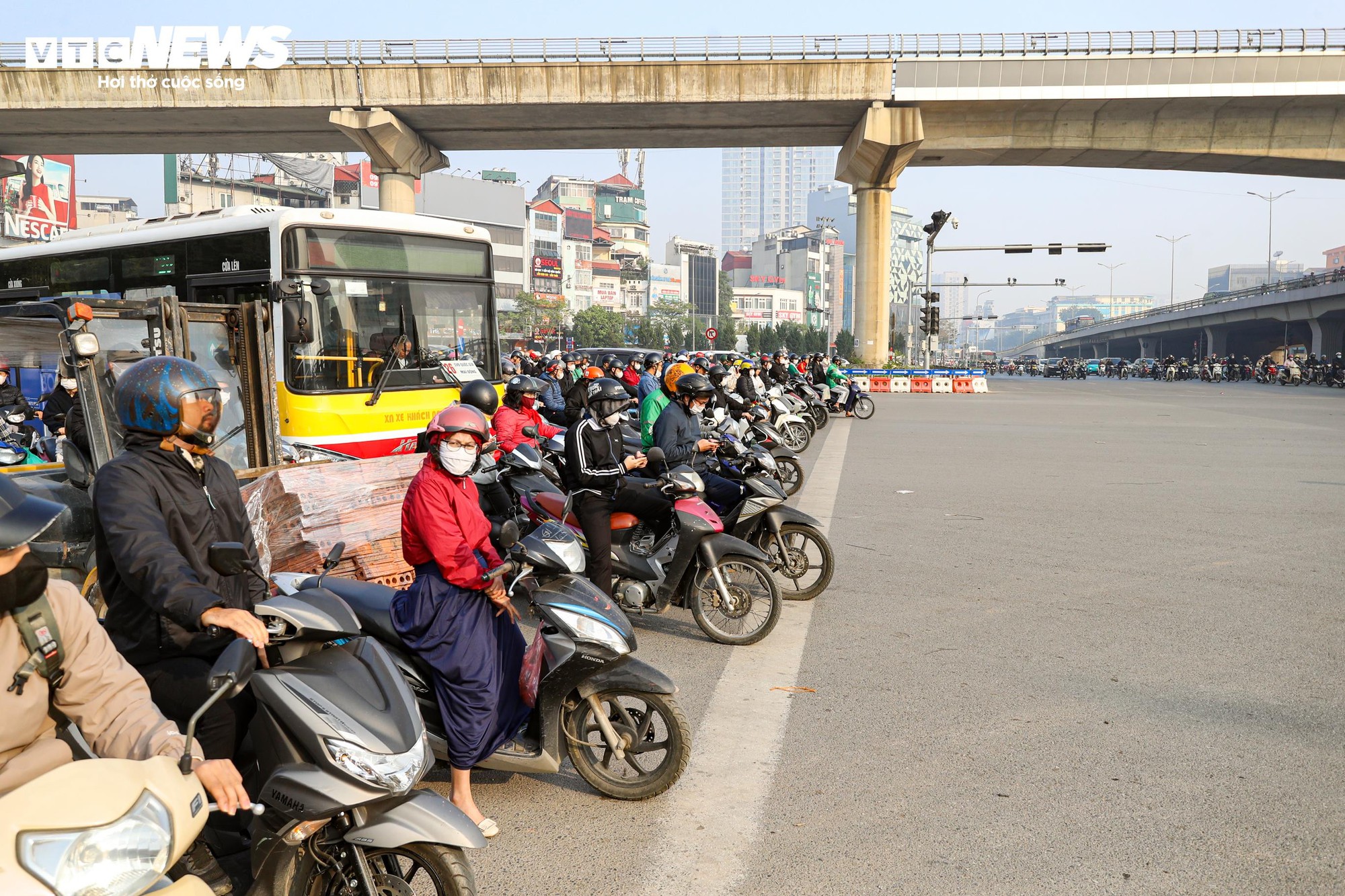 Dòng xe dừng 'thẳng như kẻ chỉ' chờ đèn đỏ trên tuyến phố Hà Nội lắp camera AI- Ảnh 10.