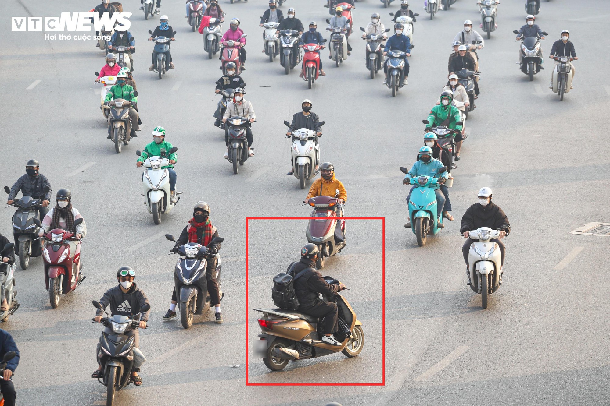 Dòng xe dừng 'thẳng như kẻ chỉ' chờ đèn đỏ trên tuyến phố Hà Nội lắp camera AI- Ảnh 12.