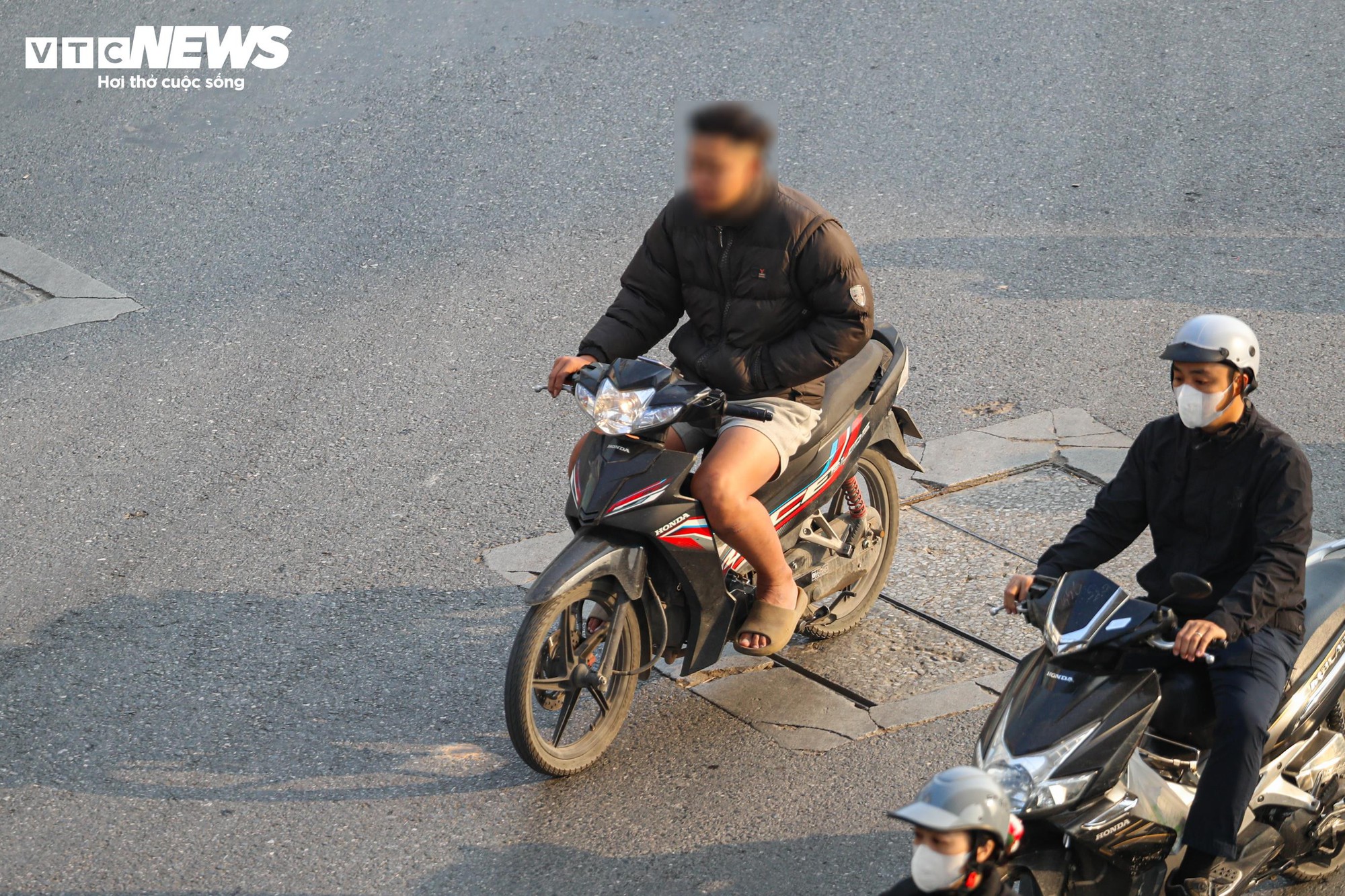 Dòng xe dừng 'thẳng như kẻ chỉ' chờ đèn đỏ trên tuyến phố Hà Nội lắp camera AI- Ảnh 13.