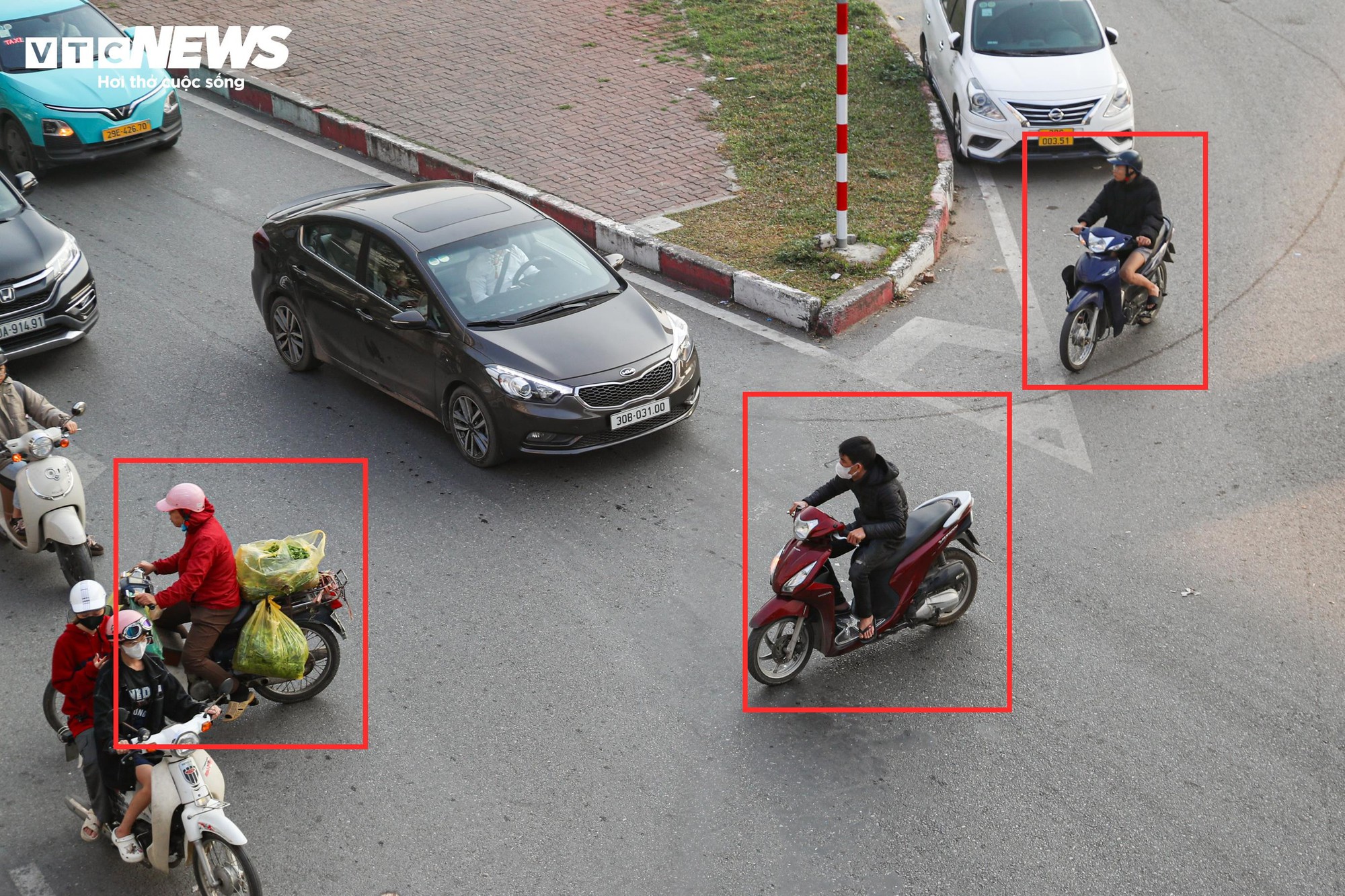 Dòng xe dừng 'thẳng như kẻ chỉ' chờ đèn đỏ trên tuyến phố Hà Nội lắp camera AI- Ảnh 14.