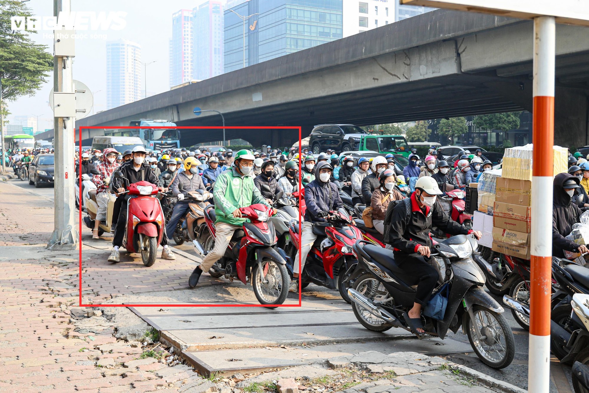 Dòng xe dừng 'thẳng như kẻ chỉ' chờ đèn đỏ trên tuyến phố Hà Nội lắp camera AI- Ảnh 16.