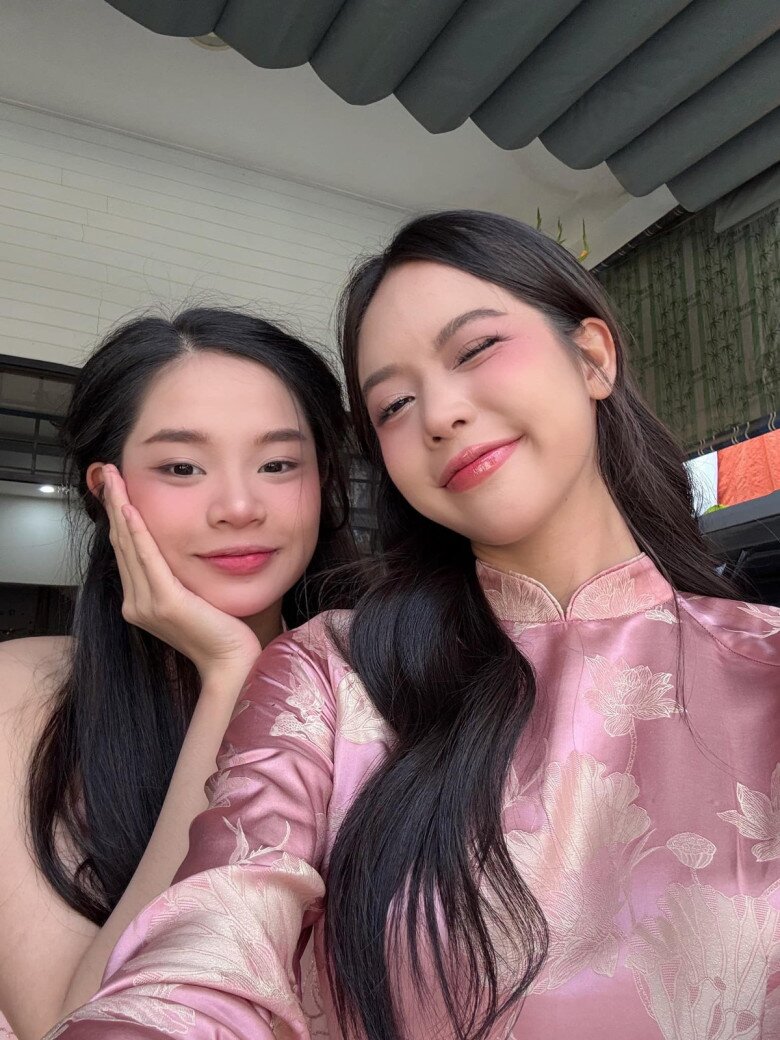 Thanh Thủy có cô em gái kín tiếng xinh từ bé, được kỳ vọng "nối gót" chị thi hoa hậu 2 Em gái Thanh Thủy sở hữu vẻ ngoài xinh xắn không kém chị gái là Hoa hậu.