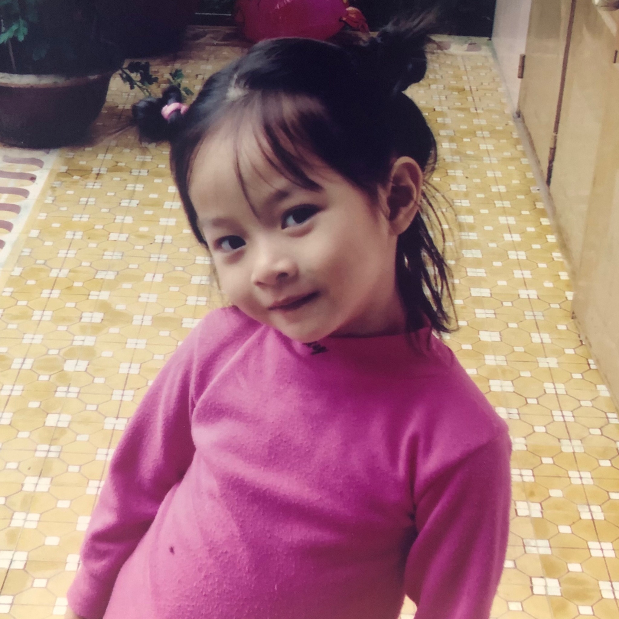 Thanh Thủy có cô em gái kín tiếng xinh từ bé, được kỳ vọng "nối gót" chị thi hoa hậu 4 Hình ảnh thuở nhỏ được Thanh Hằng chia sẻ trên trang cá nhân.