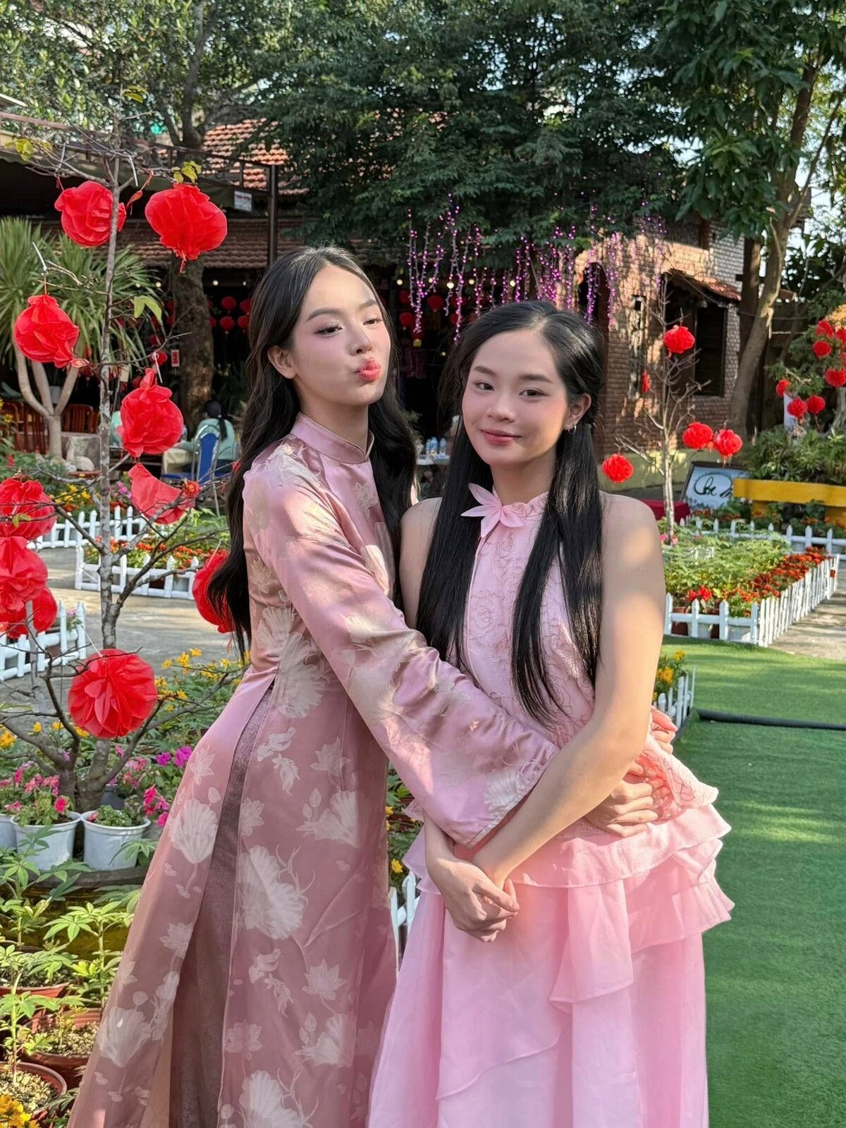 Thanh Thủy có cô em gái kín tiếng xinh từ bé, được kỳ vọng "nối gót" chị thi hoa hậu 5 Dù mới 17 tuổi, Thanh Hằng đã sở hữu chiều cao gần bằng chị gái.