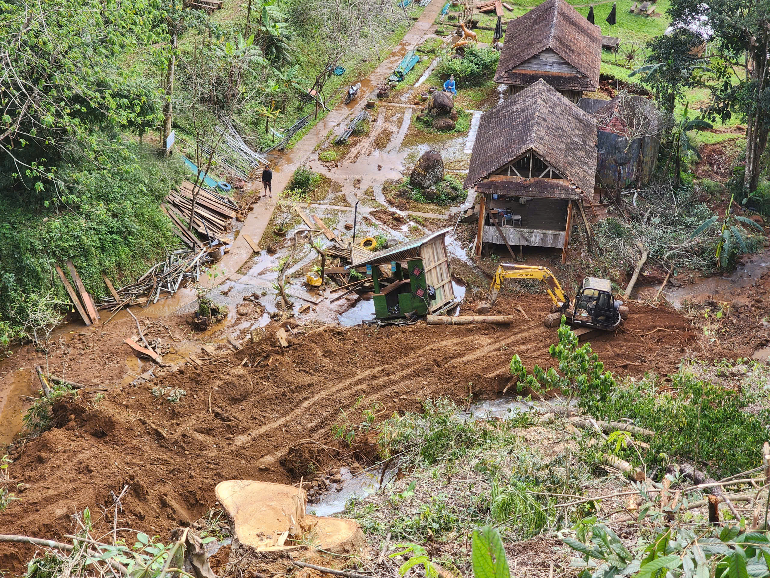 Khu vực thác Pa Sĩ ở Măng Đen tan nát do mưa lũ, địa phương đóng cửa, chưa hẹn ngày mở lại 2 Măng Đen - Ảnh 2.