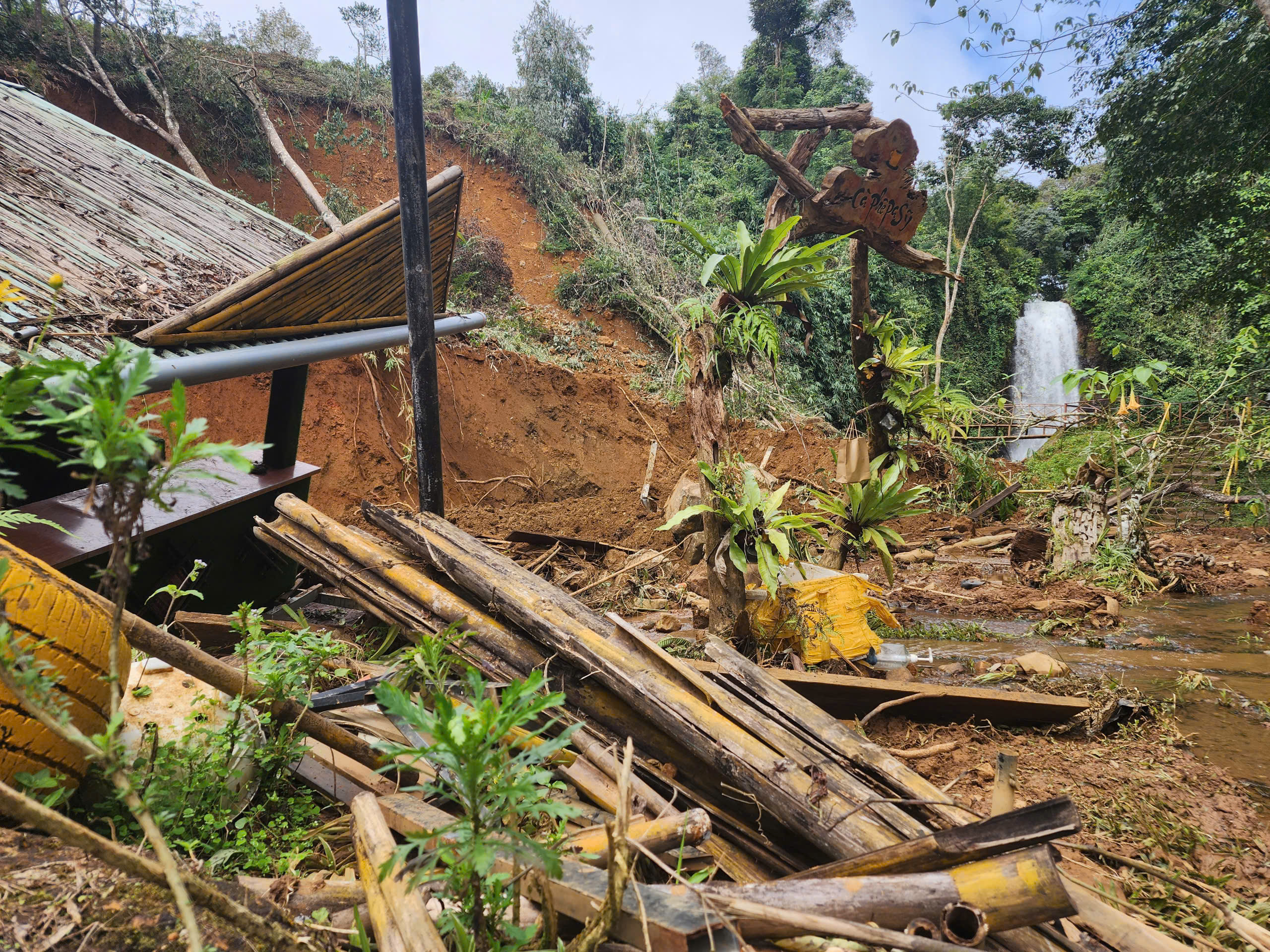 Khu vực thác Pa Sĩ ở Măng Đen tan nát do mưa lũ, địa phương đóng cửa, chưa hẹn ngày mở lại 4 Khu vực thác Pa Sĩ ở Măng Đen tan nát do mưa lũ, địa phương đóng cửa, chưa hẹn ngày mở lại - Ảnh 4.