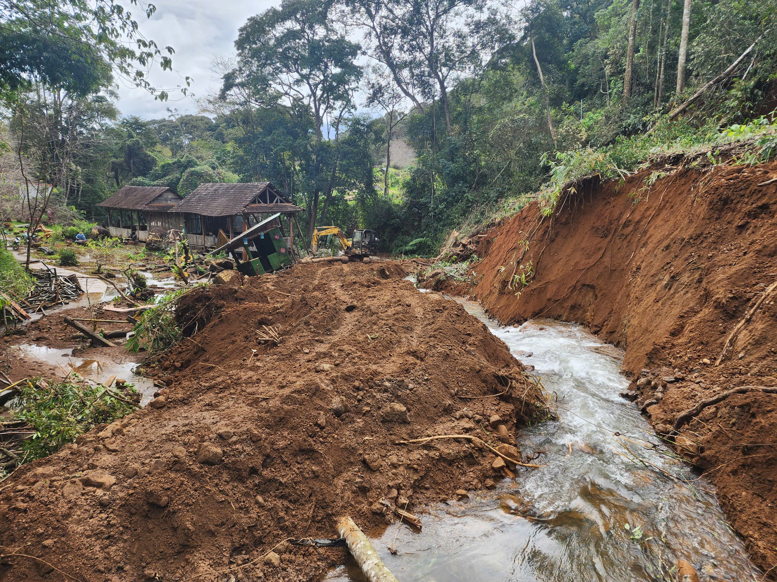 Khu vực thác Pa Sĩ ở Măng Đen tan nát do mưa lũ, địa phương đóng cửa, chưa hẹn ngày mở lại 6 Măng Đen - Ảnh 6.