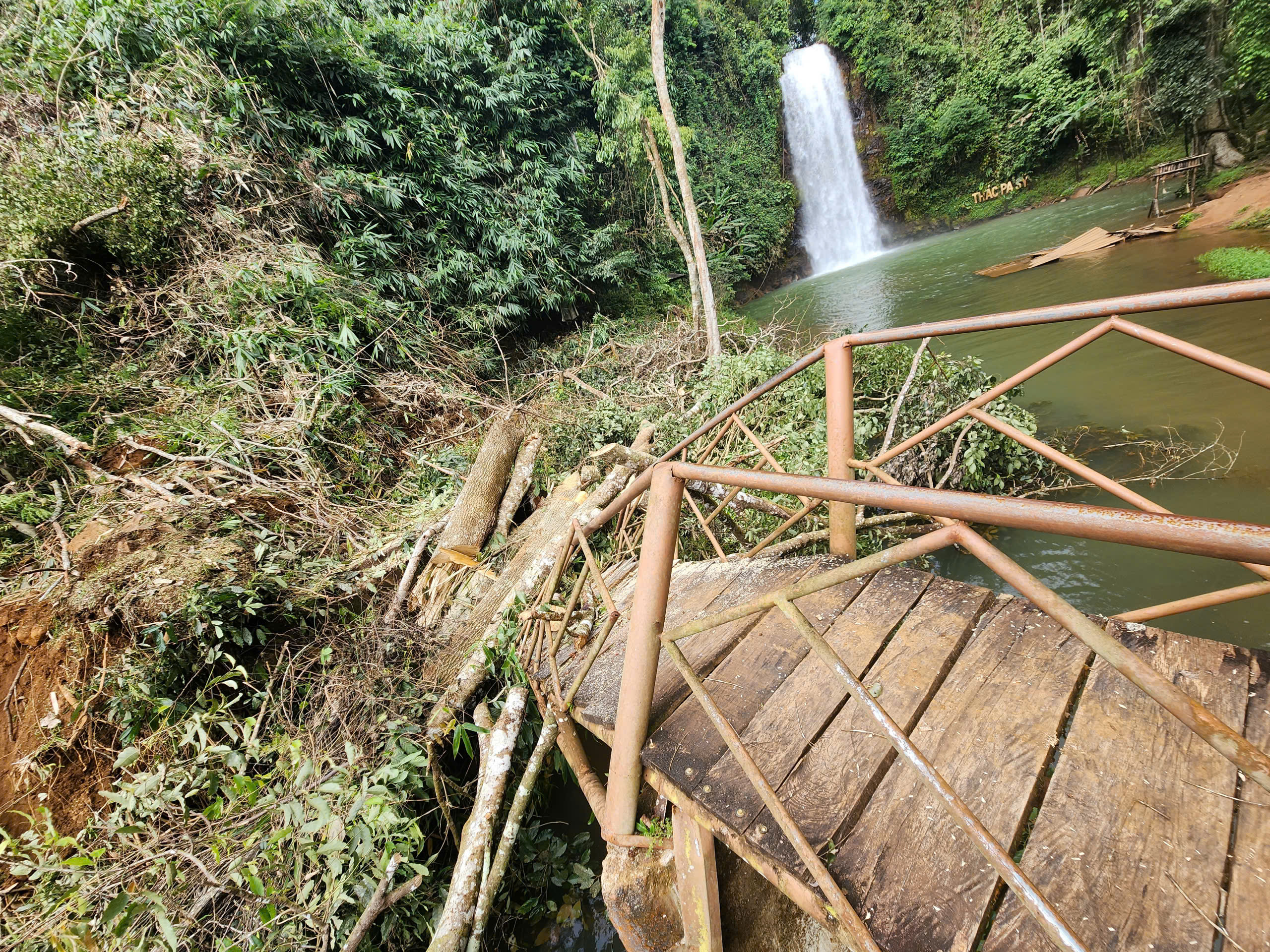 Khu vực thác Pa Sĩ ở Măng Đen tan nát do mưa lũ, địa phương đóng cửa, chưa hẹn ngày mở lại 12 Măng Đen - Ảnh 12.