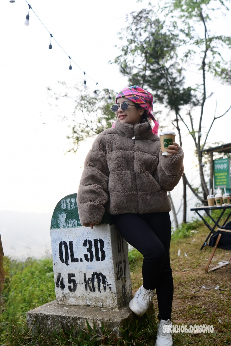 Theo chân giới trẻ lên Đồn Đèn đón bình minh và săn biển mây tuyệt đẹp 7 Theo chân giới trẻ lên Đồn Đèn đón bình minh và săn biển mây tuyệt đẹp - 6