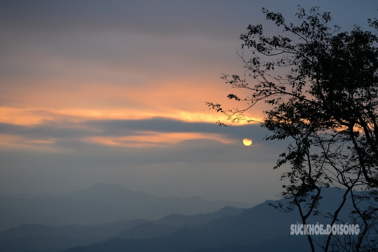 Theo chân giới trẻ lên Đồn Đèn đón bình minh và săn biển mây tuyệt đẹp 10 Khoảnh khắc mặt trời bắt đầu ló rạng, nhuộm hồng cả biển mây và những dãy núi trùng điệp của Ba Bể.