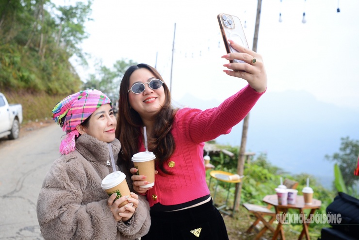 Theo chân giới trẻ lên Đồn Đèn đón bình minh và săn biển mây tuyệt đẹp 11 Theo chân giới trẻ lên Đồn Đèn đón bình minh và săn biển mây tuyệt đẹp - 10