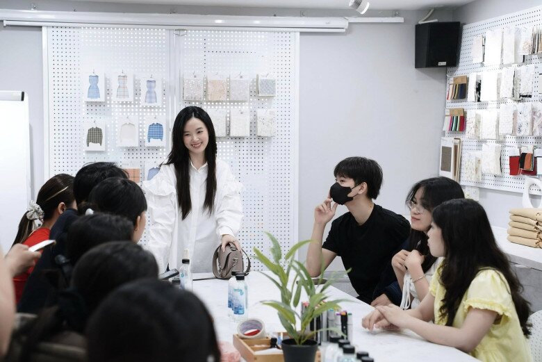 Sao Việt 24h: Ngô Thanh Vân - Huy Trần hiếm hoi khoe nửa gương mặt của con gái, bé Gạo có đôi mắt giống hệt mẹ 8 Sao Việt 24h: Ngô Thanh Vân - Huy Trần hiếm hoi khoe nửa gương mặt của con gái, bé Gạo có đôi mắt giống hệt mẹ - 7