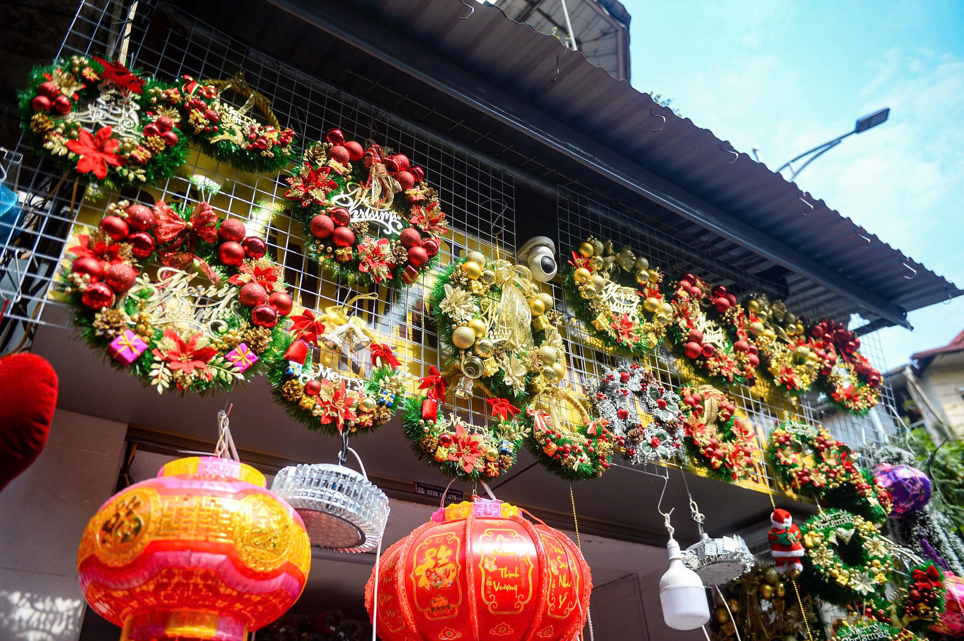 Kinh doanh trong 5 mét vuông, người dân phố cổ xoay xở khi vỉa hè thu gọn 1 phố cổ - Ảnh 2.