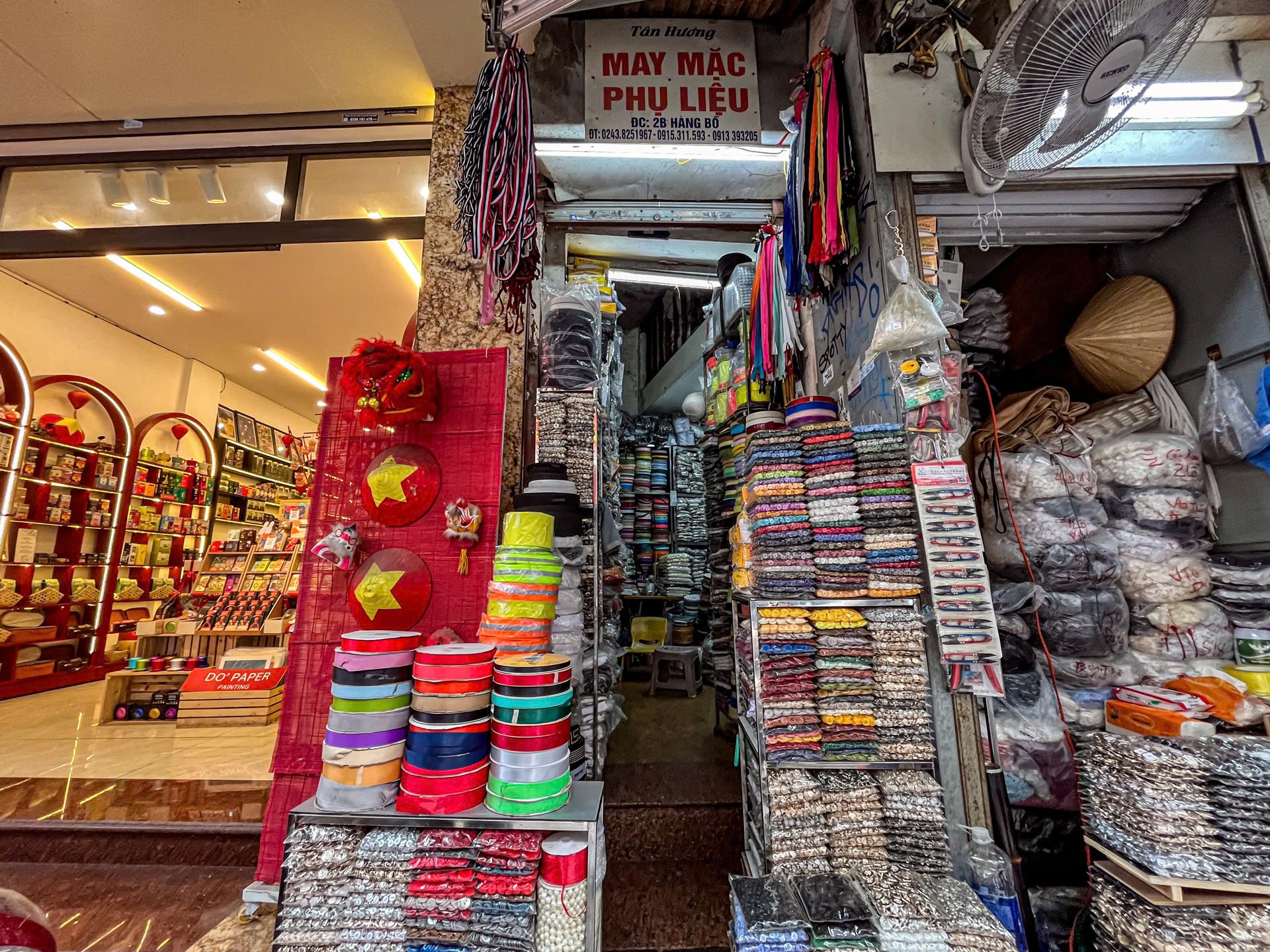 Kinh doanh trong 5 mét vuông, người dân phố cổ xoay xở khi vỉa hè thu gọn 2 phố cổ - Ảnh 3.