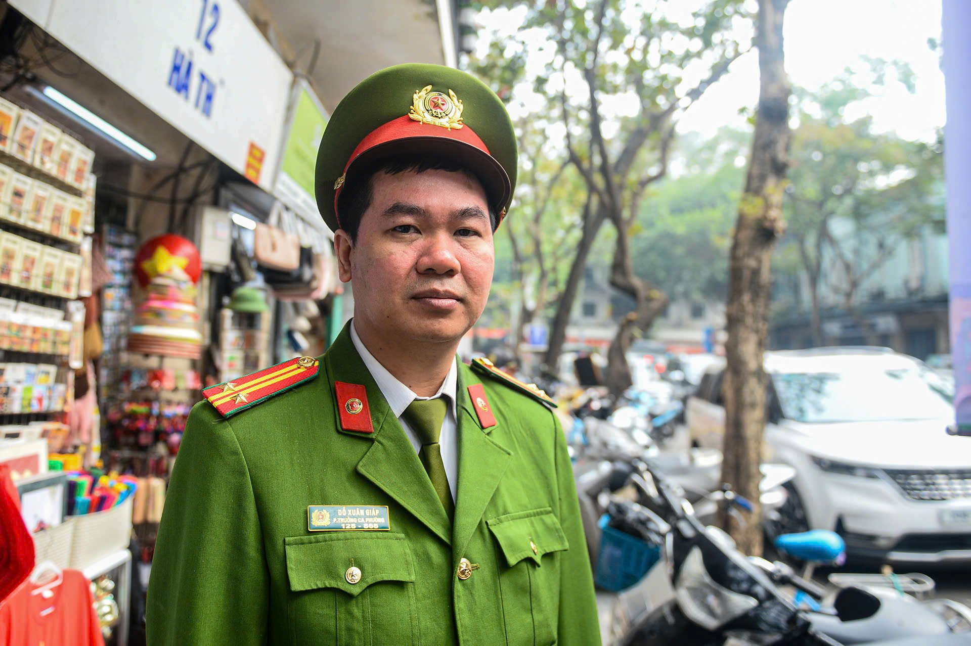 Kinh doanh trong 5 mét vuông, người dân phố cổ xoay xở khi vỉa hè thu gọn - Ảnh 4. phố cổ - Ảnh 4.