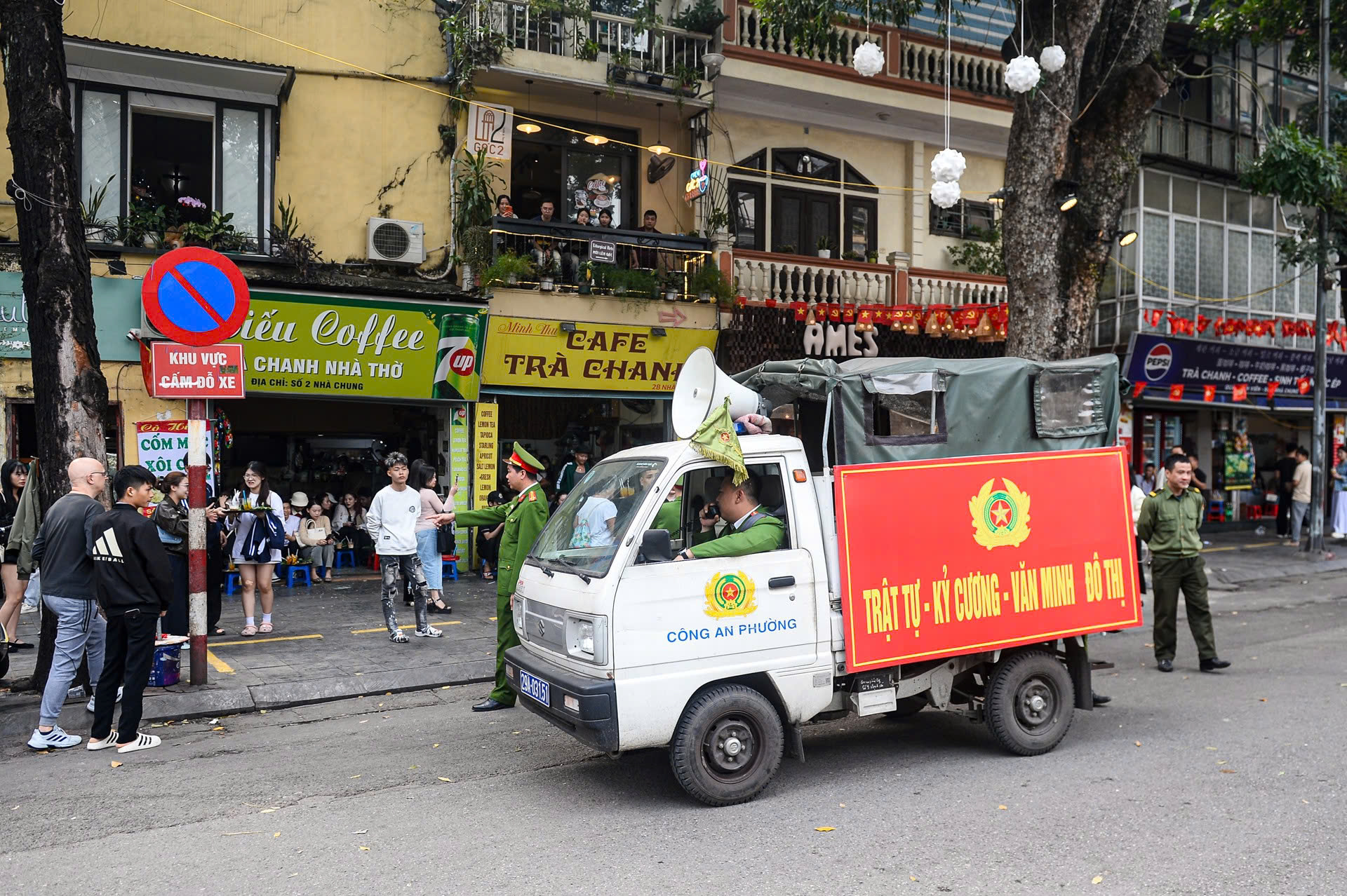 Kinh doanh trong 5 mét vuông, người dân phố cổ xoay xở khi vỉa hè thu gọn 4 phố cổ - Ảnh 6.