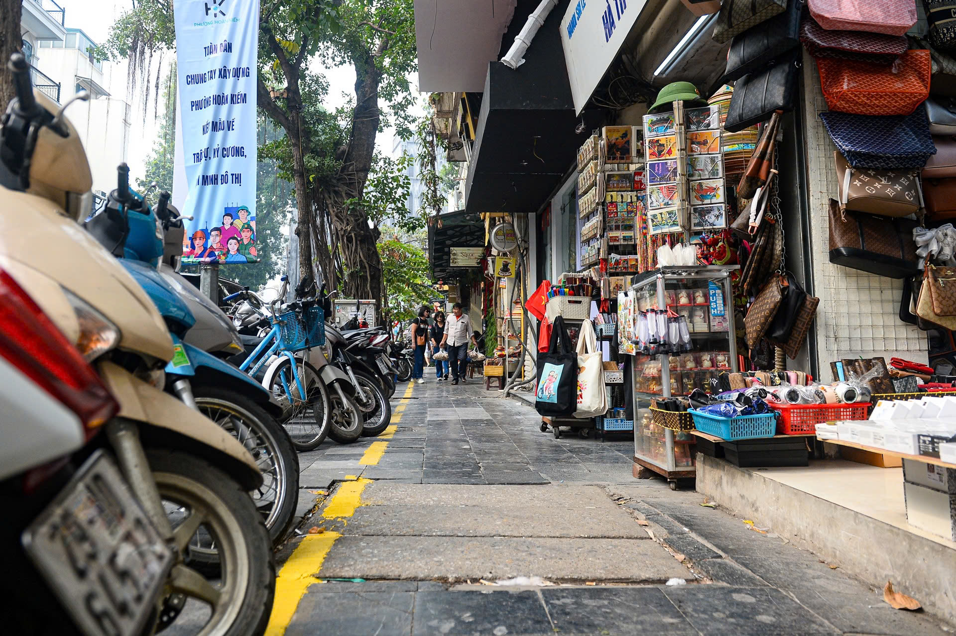 Kinh doanh trong 5 mét vuông, người dân phố cổ xoay xở khi vỉa hè thu gọn 5 phố cổ - Ảnh 7.