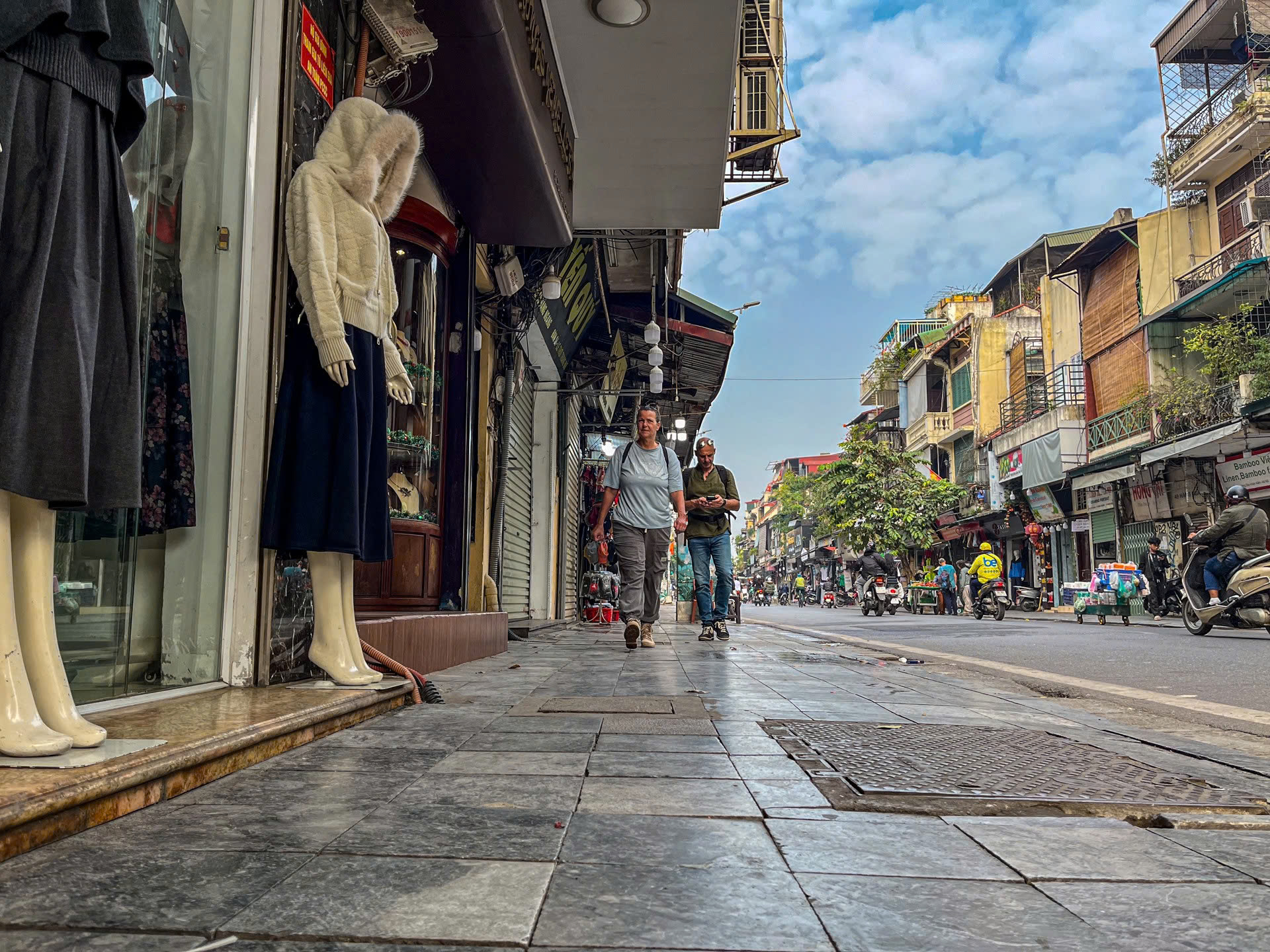 Kinh doanh trong 5 mét vuông, người dân phố cổ xoay xở khi vỉa hè thu gọn - Ảnh 8. phố cổ - Ảnh 8.