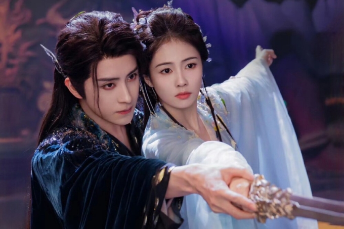 Diễn viên Bạch Lộc (phải) và Ngạo Thụy Bằng trong Bạch nguyệt phạn tinh. Ảnh: iQIYI