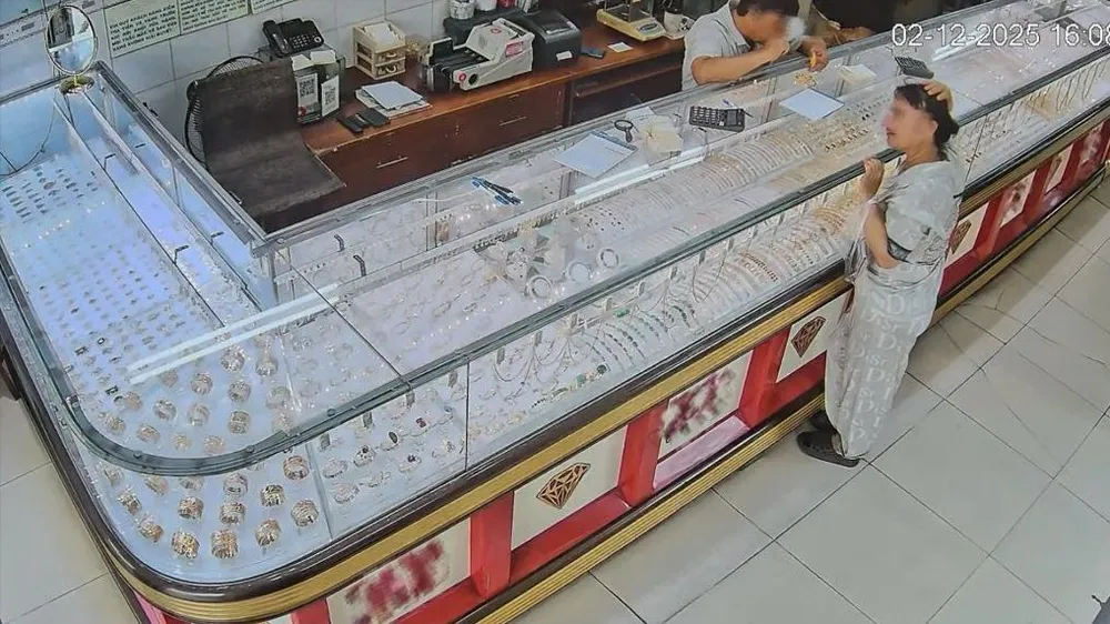 Công an phát hiện bà Hiền mang số vàng trộm được đi bán. Ảnh: CA tp-hcm-nu-giup-viec-trom-so-vang-hon-200-trieu-dong-roi-thach-thuc-cong-an (2).jpg