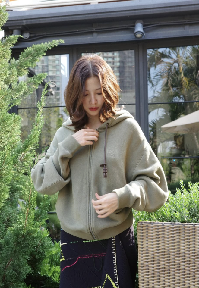 Thỏai mái xuống phố với áo khoác hoodie mùa đông thời trang 24 / 7 - Ảnh 6. Thỏai mái xuống phố với áo khoác hoodie mùa đông thời trang 24 / 7 - Ảnh 6.