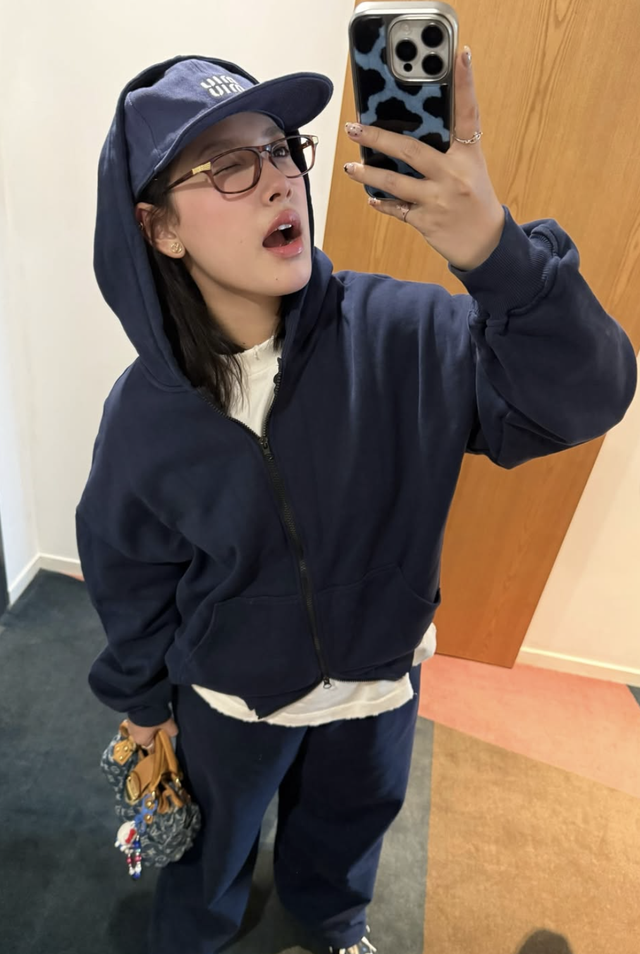 Thỏai mái xuống phố với áo khoác hoodie mùa đông thời trang 24 / 7 - Ảnh 8. Thỏai mái xuống phố với áo khoác hoodie mùa đông thời trang 24 / 7 - Ảnh 8.