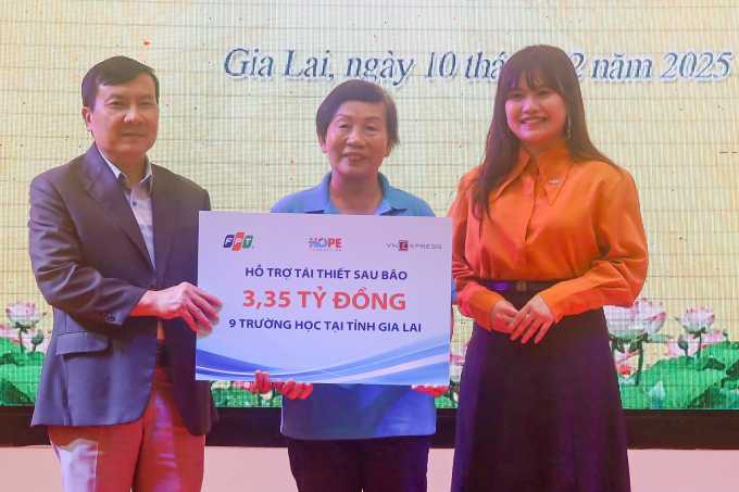 Bà Trương Thị Thanh Thanh (giữa) Chủ tịch Hội đồng quản lý Quỹ Hy vọng trao tài trợ cho Sở Giáo dục và Đào tạo Gia Lai 3,35 tỷ đồng. Ảnh: Trần Hóa