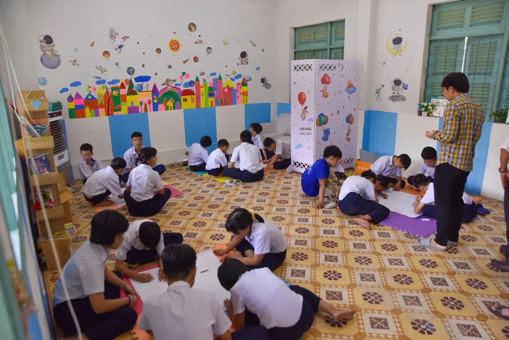 Cán bộ trung tâm công tác xã hội giáo dục dạy nghề thiếu niên tp nuôi dưỡng, giáo dục trẻ 24/24. Ảnh: TL giấy tờ tùy thân (1).jpg