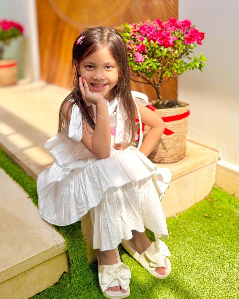 Con gái duy nhất của Hồ Ngọc Hà mới 5 tuổi đã "tài sắc vẹn toàn", ngồi luyện thanh khoe chất giọng khàn y hệt mẹ 4 Bé Lisa thừa hưởng nhan sắc xinh đẹp từ mẹ.