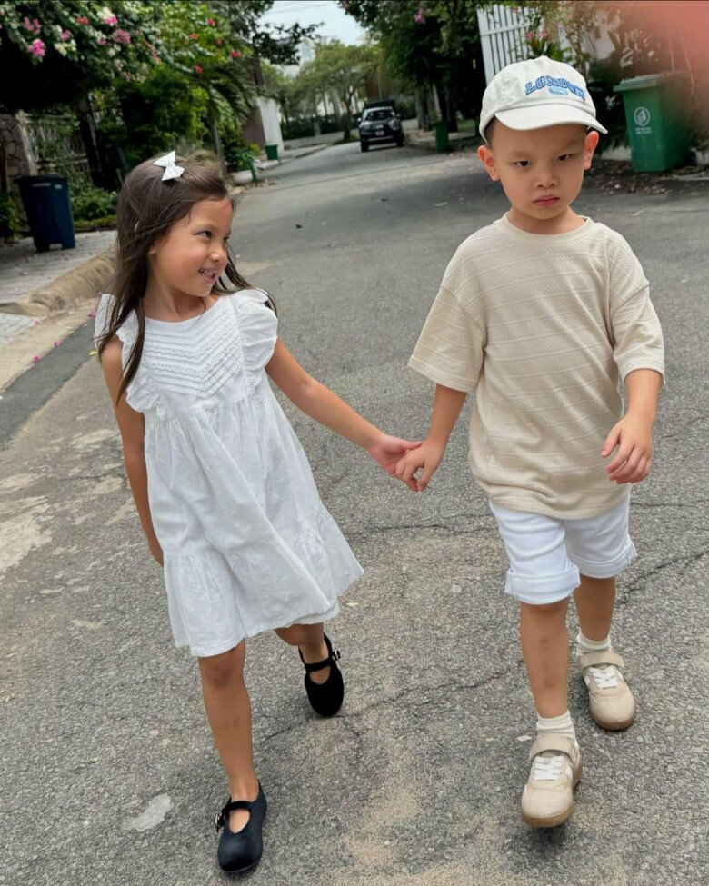 Con gái duy nhất của Hồ Ngọc Hà mới 5 tuổi đã "tài sắc vẹn toàn", ngồi luyện thanh khoe chất giọng khàn y hệt mẹ 9 Cặp song sinh đáng yêu mang 2 quốc tịch của vợ chồng Hồ Ngọc Hà.