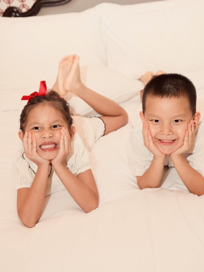 Con gái duy nhất của Hồ Ngọc Hà mới 5 tuổi đã "tài sắc vẹn toàn", ngồi luyện thanh khoe chất giọng khàn y hệt mẹ 10 Lisa và Leon từ bé đã được học tập ở trường quốc tế.