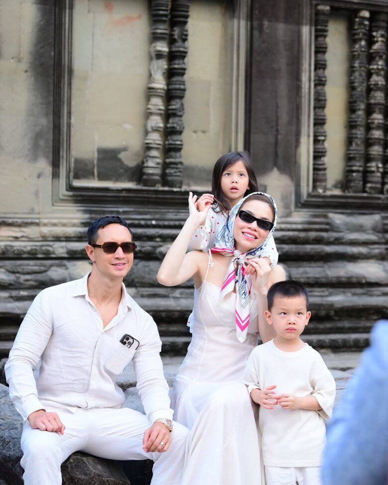 Con gái duy nhất của Hồ Ngọc Hà mới 5 tuổi đã "tài sắc vẹn toàn", ngồi luyện thanh khoe chất giọng khàn y hệt mẹ 11 Cặp song sinh nhà Hồ Ngọc Hà được chú trọng cho học tiếng Việt.