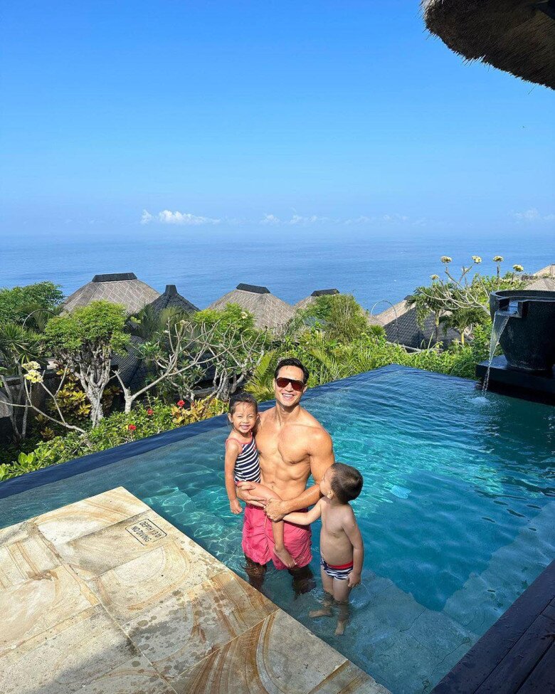 Con gái duy nhất của Hồ Ngọc Hà mới 5 tuổi đã "tài sắc vẹn toàn", ngồi luyện thanh khoe chất giọng khàn y hệt mẹ 12 Vợ chồng Hồ Ngọc Hà rèn luyện thể chất thường xuyên cho cặp song sinh.