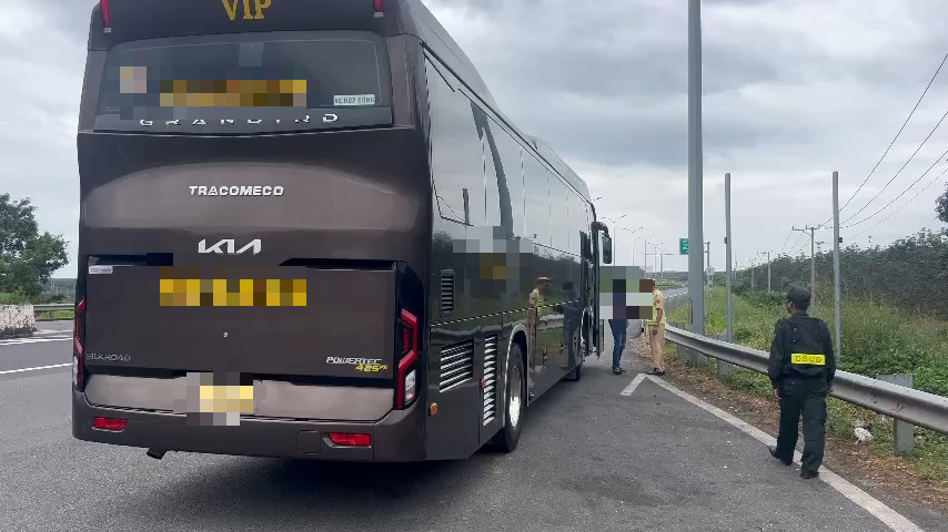 Xe khách giường nằm 'không có hợp đồng' chạy trên cao tốc bị Cục Cảnh sát giao thông xử lý 2 Xe khách giường nằm 'không có hợp đồng' chạy trên cao tốc bị Cục Cảnh sát giao thông xử lý - Ảnh 3.