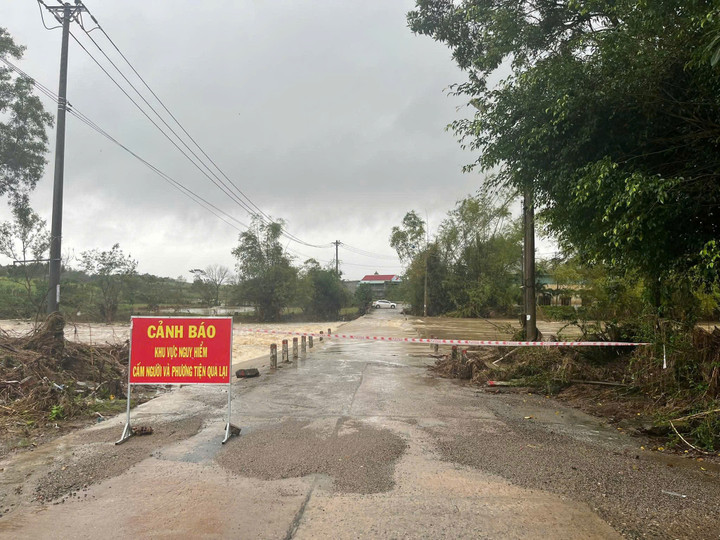 Mưa lớn gây ngập một số khu vực ở Phú Yên cũ, người dân lo lắng- Ảnh 2.